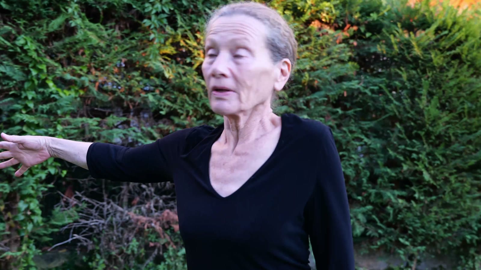 Marie-Odile Langlere danse dans un parc